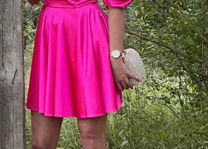 Grajewo ogłoszenia: Sukienka w kolorze wyrazistego różu, rozmiar 40. Rękawki są...